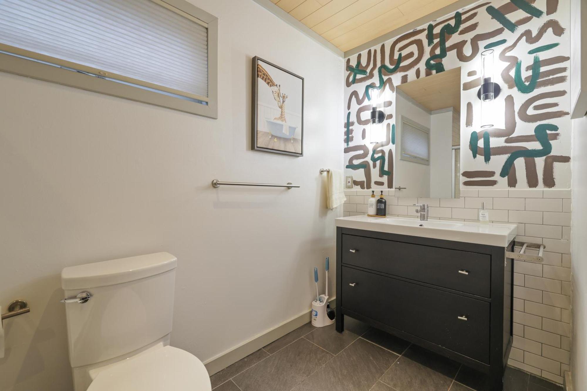 Luxurious Poconos Retreat - Hot Tub, Sauna, Games Apartment East Stroudsburg