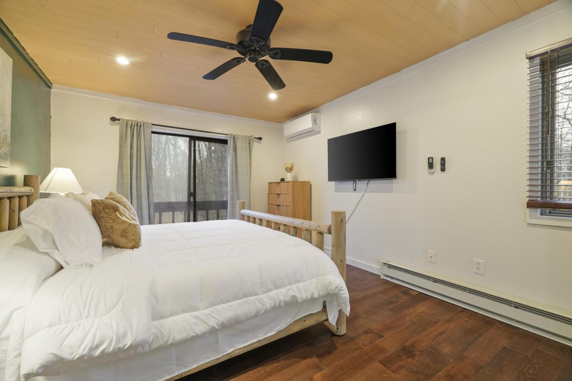 Apartment Luxurious Poconos Retreat - Hot Tub, Sauna, Games East Stroudsburg
