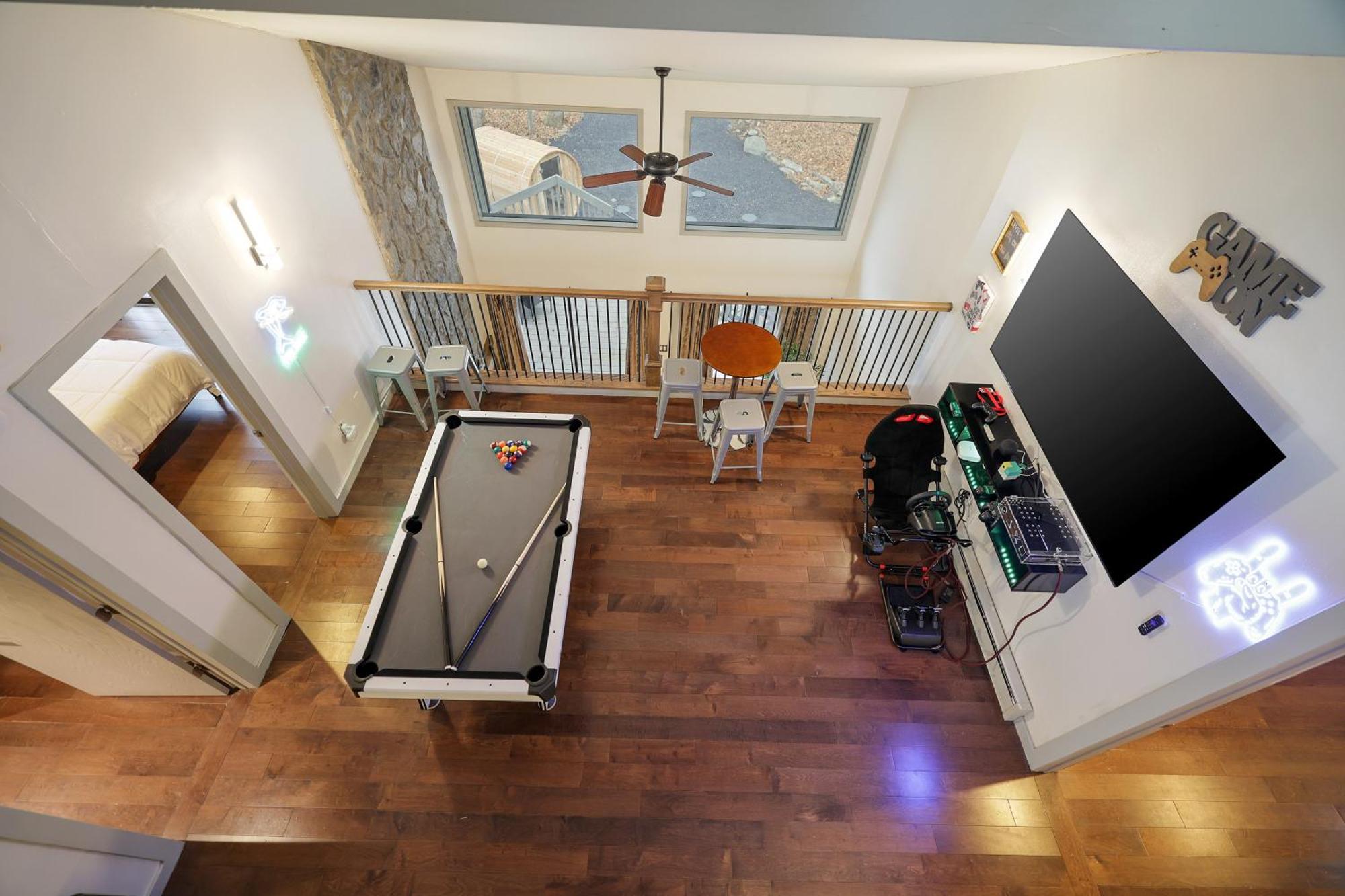 Luxurious Poconos Retreat - Hot Tub, Sauna, Games *