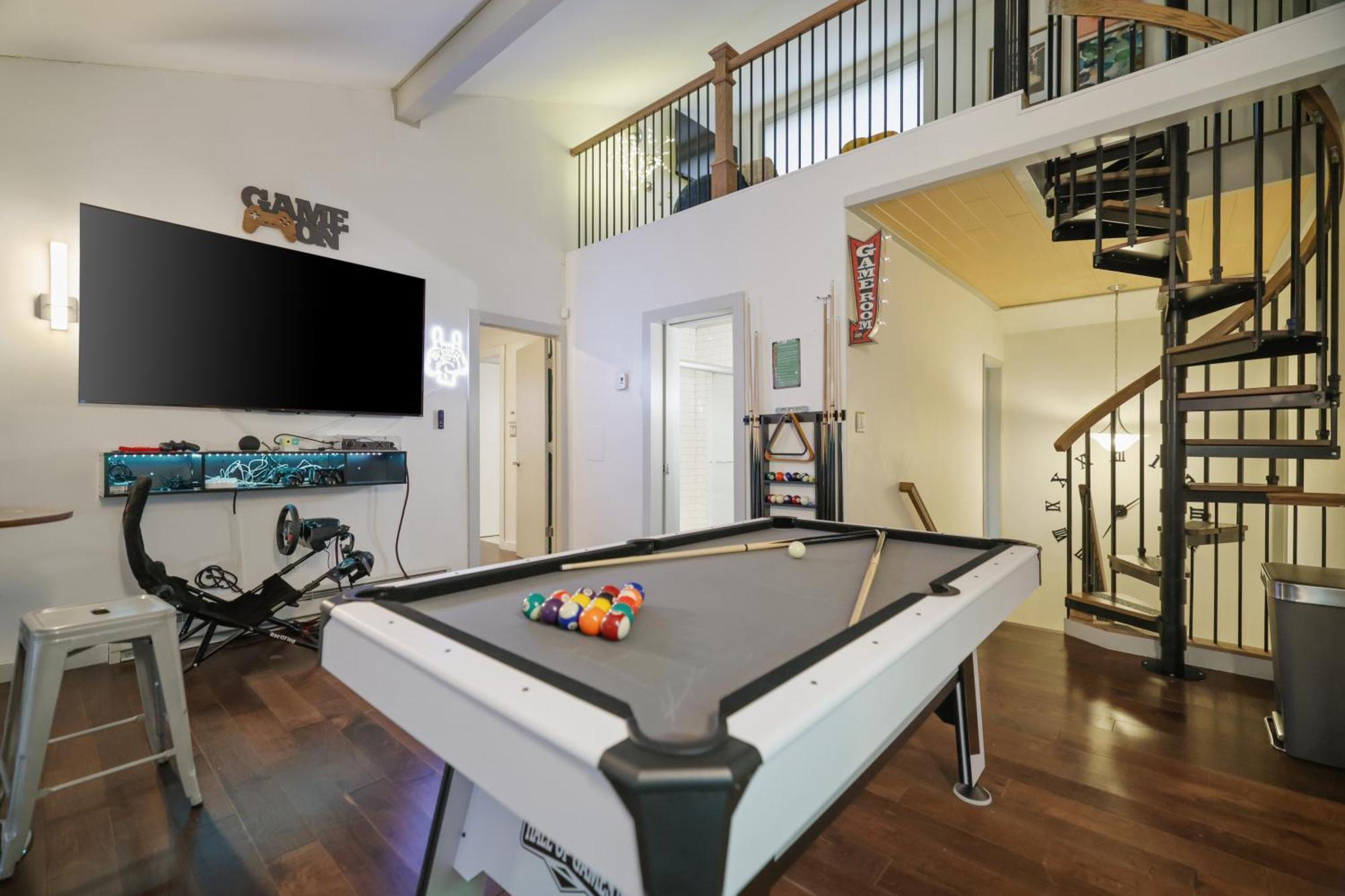 Luxurious Poconos Retreat - Hot Tub, Sauna, Games