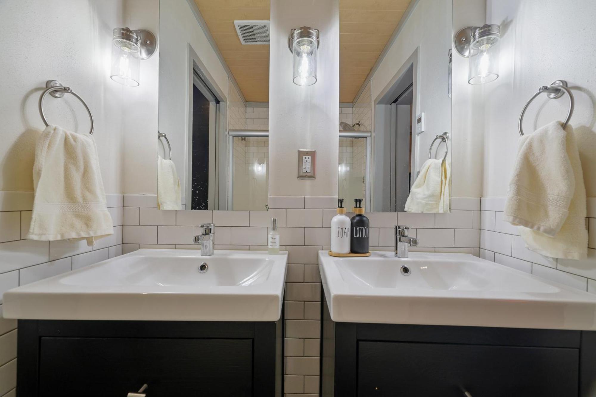 Luxurious Poconos Retreat - Hot Tub, Sauna, Games Apartment *