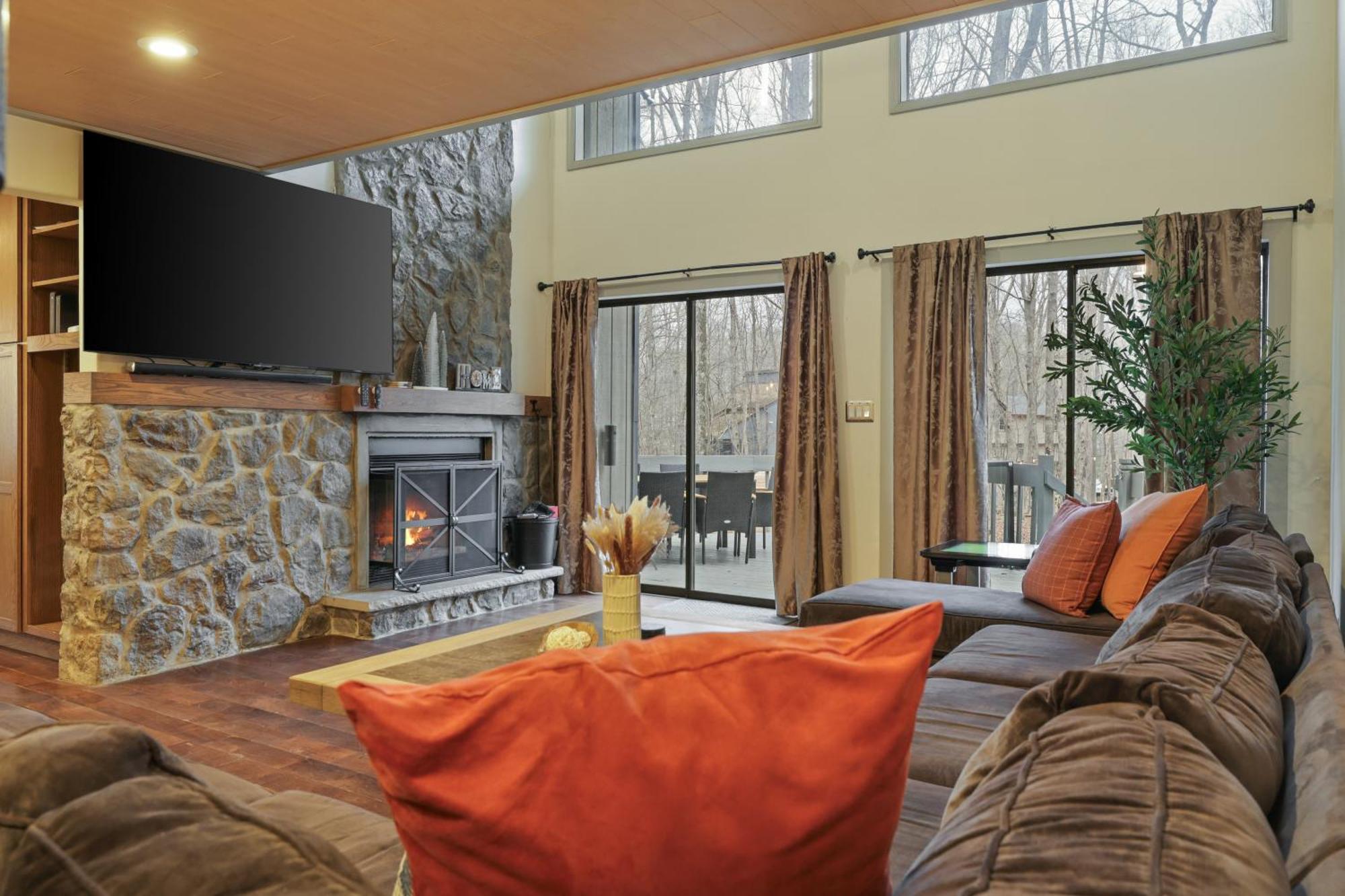 Apartment Luxurious Poconos Retreat - Hot Tub, Sauna, Games *