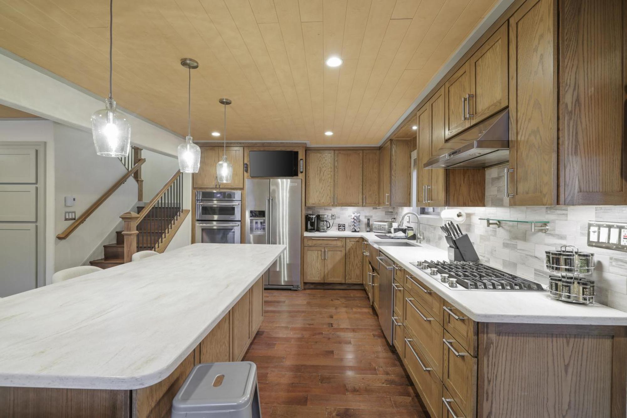 Luxurious Poconos Retreat - Hot Tub, Sauna, Games * East Stroudsburg