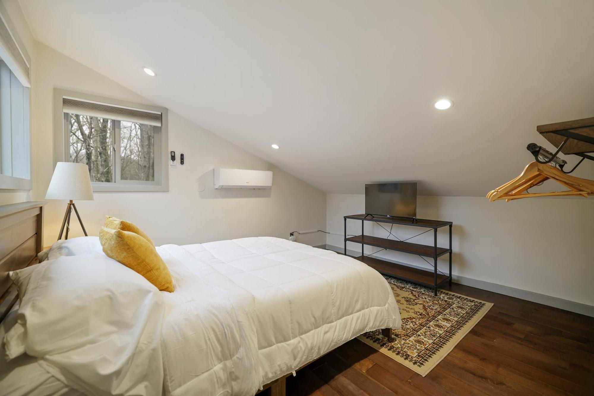 Apartment Luxurious Poconos Retreat - Hot Tub, Sauna, Games *