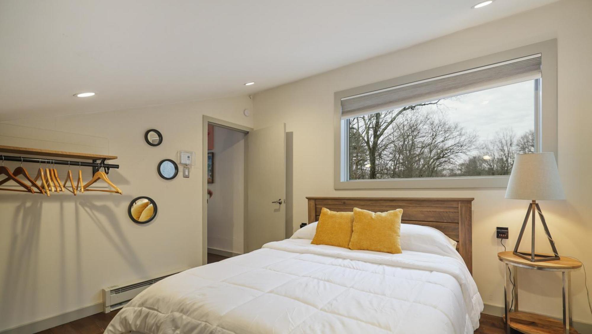 Luxurious Poconos Retreat - Hot Tub, Sauna, Games East Stroudsburg