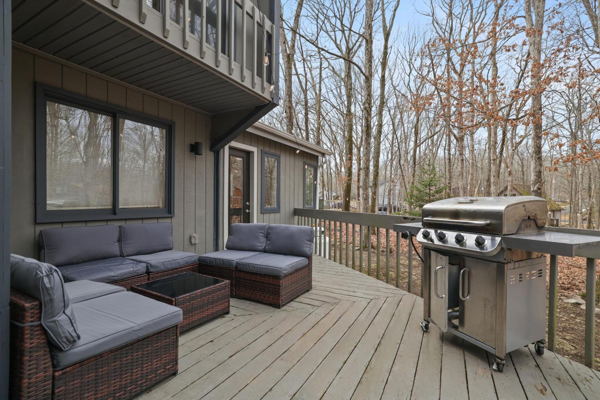 Luxurious Poconos Retreat - Hot Tub, Sauna, Games Apartment