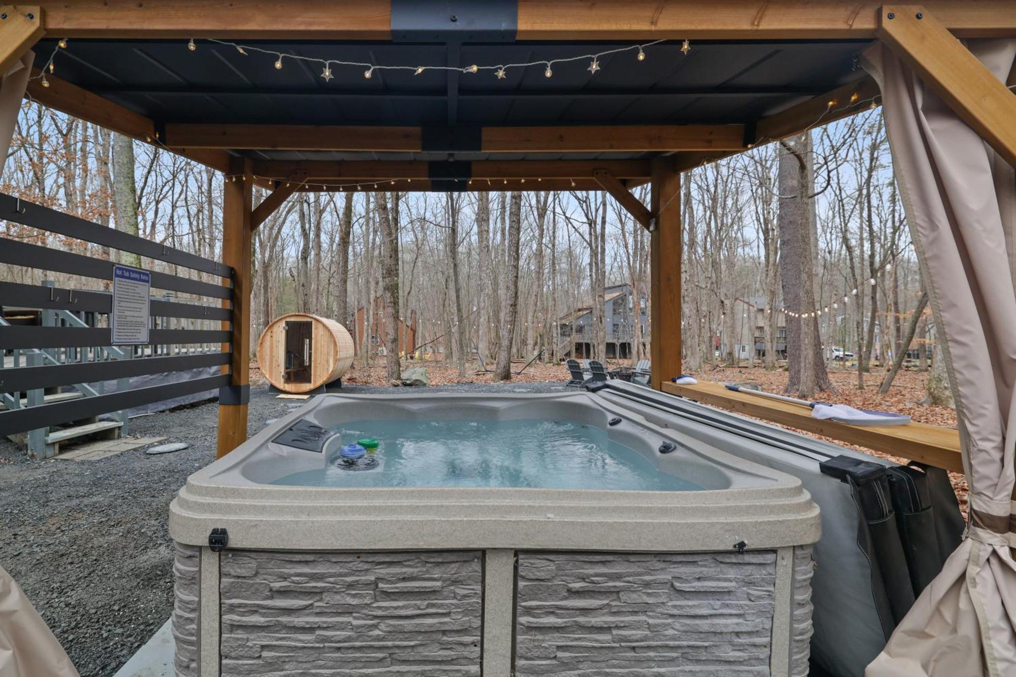 Apartment Luxurious Poconos Retreat - Hot Tub, Sauna, Games