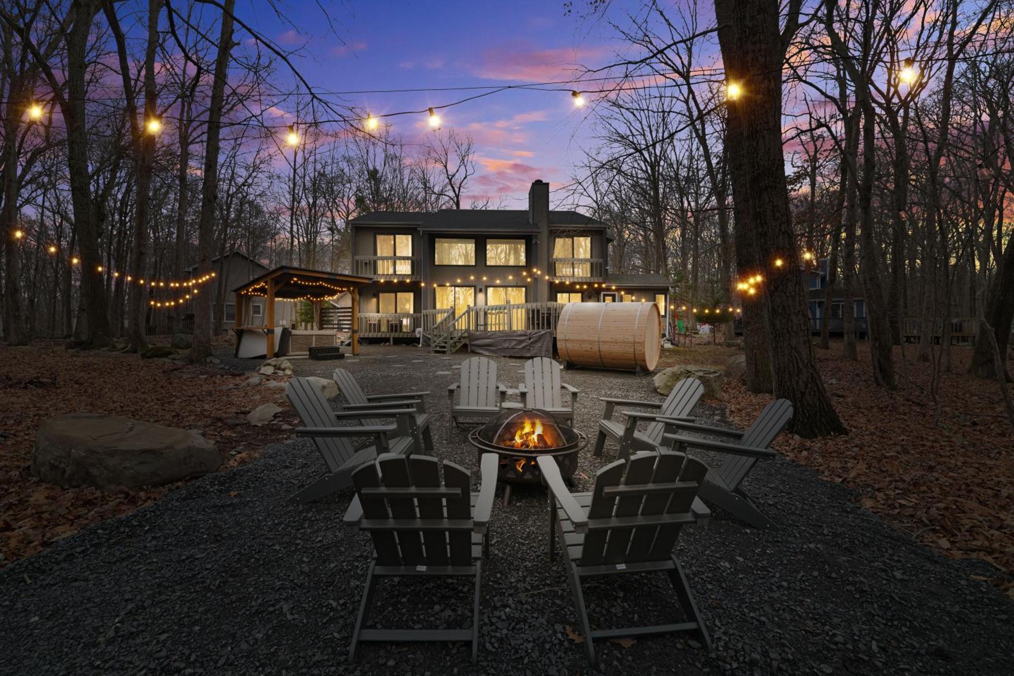 Luxurious Poconos Retreat - Hot Tub, Sauna, Games *