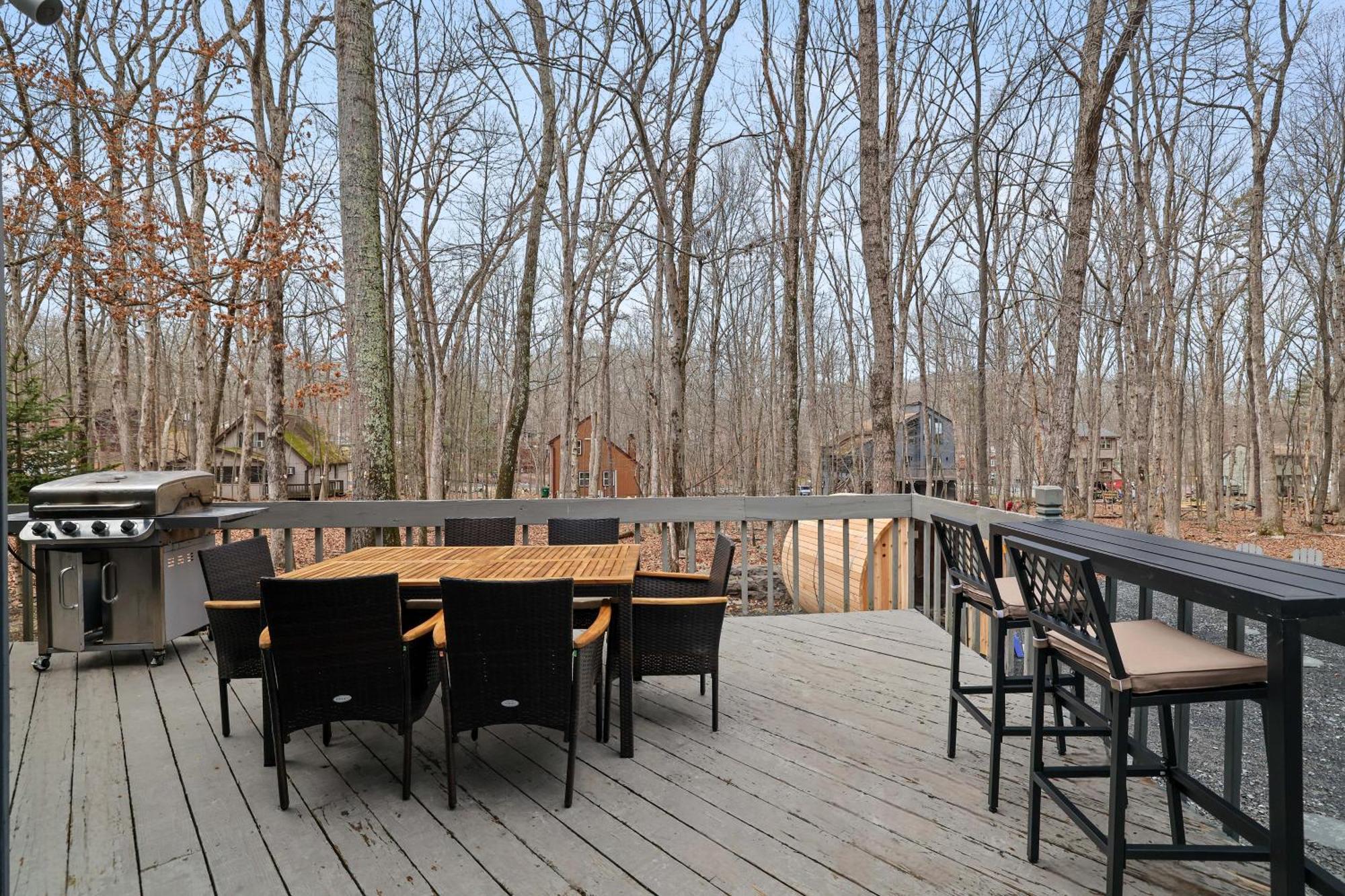 Luxurious Poconos Retreat - Hot Tub, Sauna, Games * East Stroudsburg