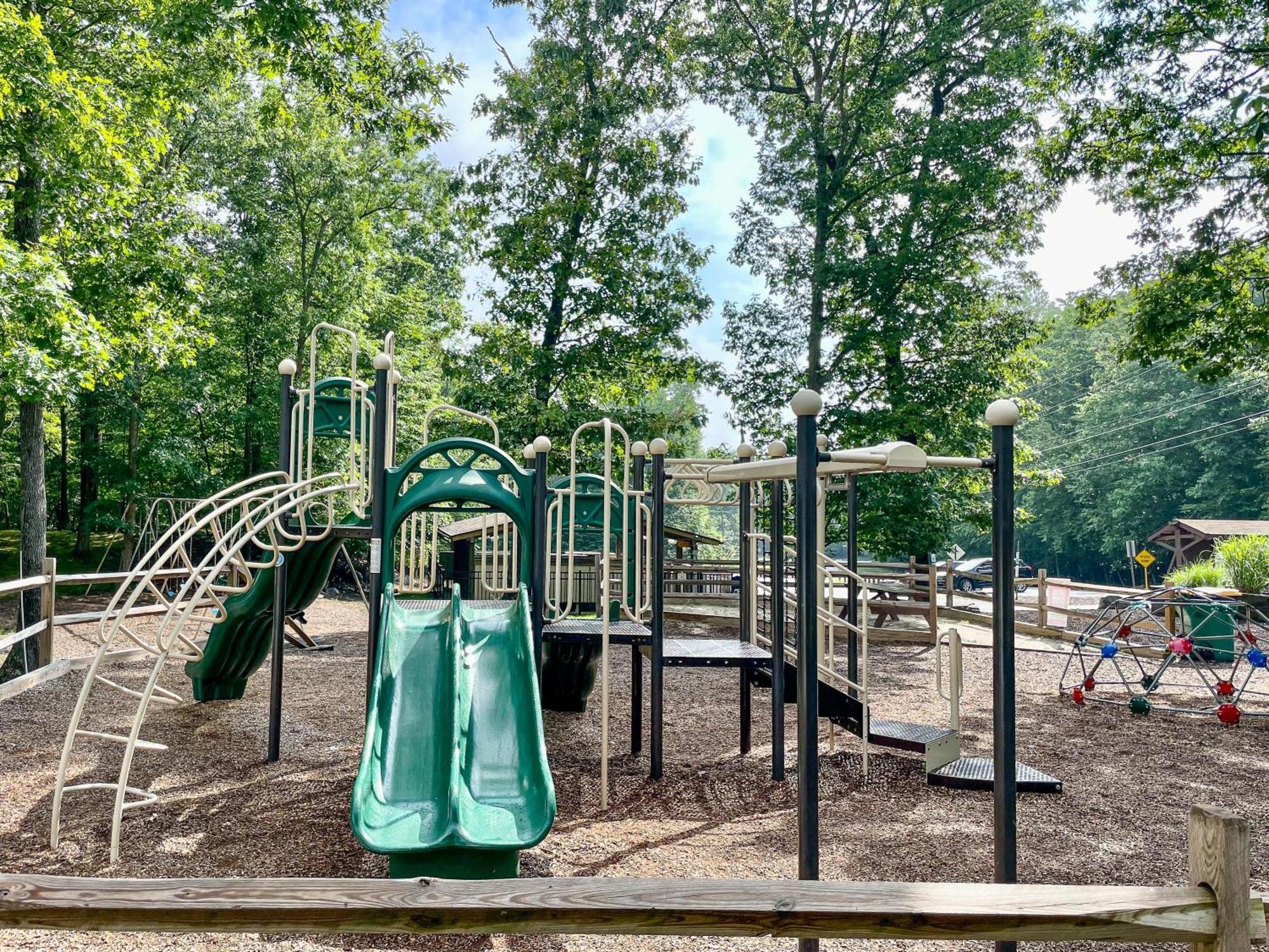 Luxurious Poconos Retreat - Hot Tub, Sauna, Games Apartment East Stroudsburg