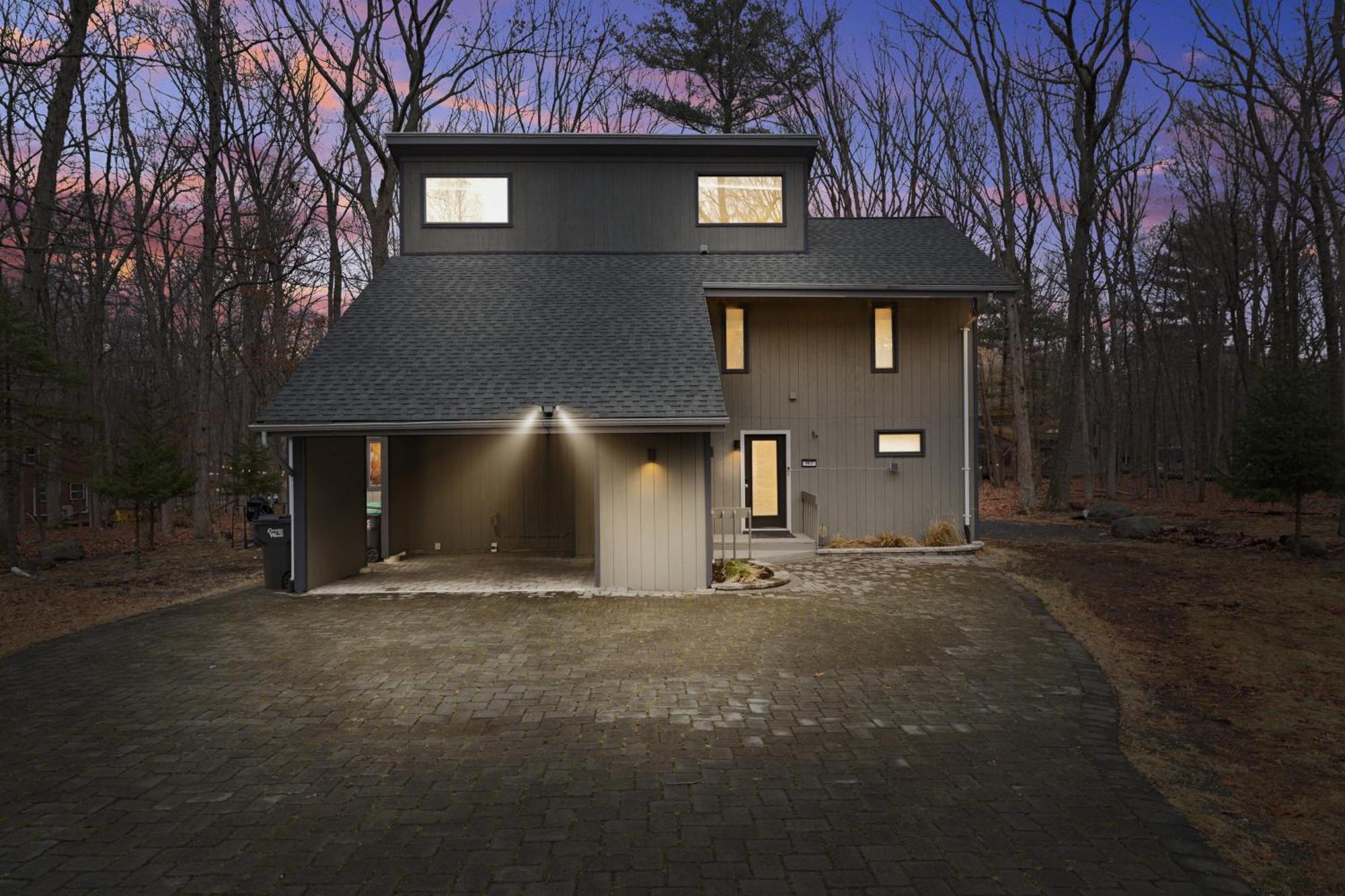 Luxurious Poconos Retreat - Hot Tub, Sauna, Games * East Stroudsburg